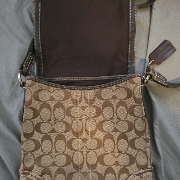 Rare Vintage Well-Loved Coach Monogram Crossbody – Spacious & Stylish - Picture 6 of 9